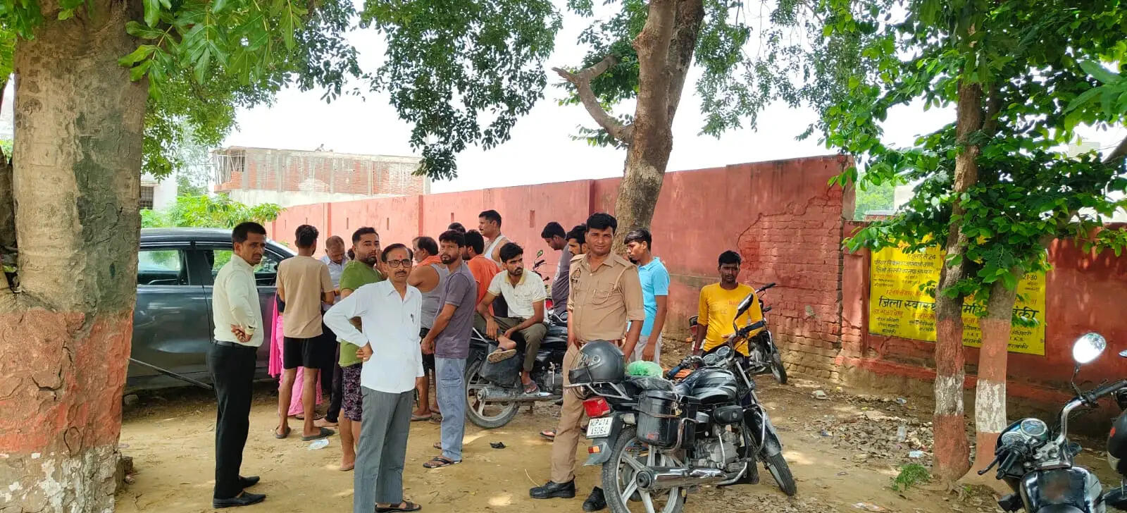 बाराबंकी : घर के कमरे में फंदे से लटका मिला अध्यापक का शव
