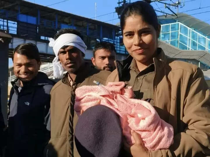 रतलाम: सूझबूझ से यात्री महिला ने ट्रेन में दिया बेटी को जन्म, 31 मिनट स्टेशन पर रुकी रही ट्रेन