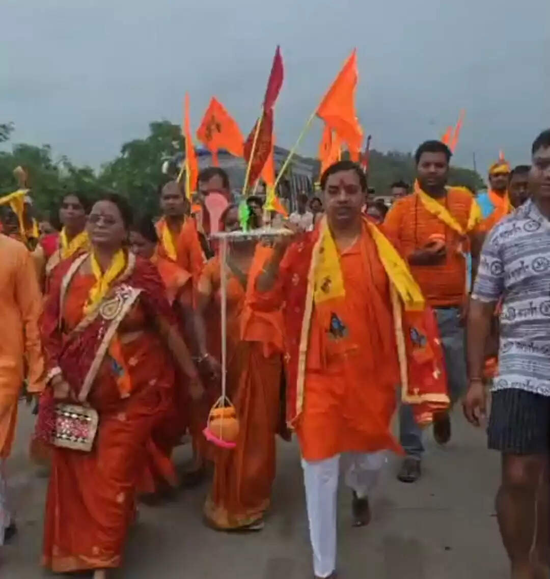 कोरबा में उमड़ी श्रद्धा: तीसरे सोमवार पर कनकी धाम में कावड़ लेकर पहुंचे शिव भक्त