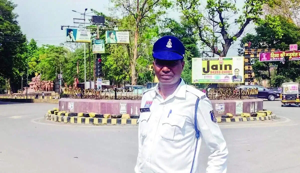 कोरबा: भीषण गर्मी में ट्रैफिक पुलिस संभाल रही मोर्चा, जाम से राहत दिलाने जोखिम में ड्यूटी