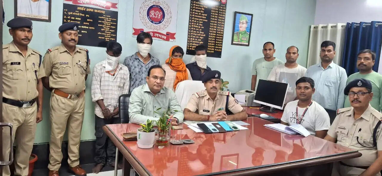 छपरा जंक्शन से तीन मोबाइल चोर गिरफ्तार, पांच फोन बरामद