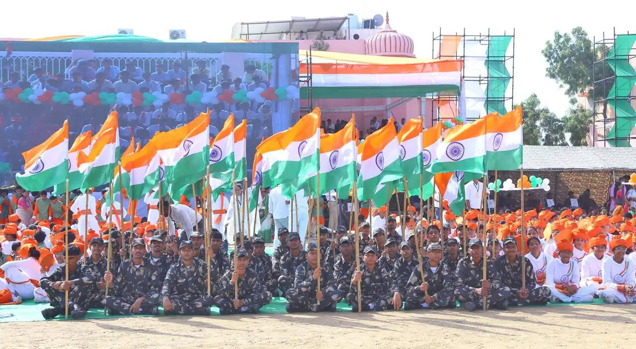 बीकानेर में&nbsp;मुख्यमंत्री ध्वजारोहण&nbsp;कर&nbsp;बाेले,&nbsp;वर्ष 2047 तक विकसित भारत-विकसित राजस्थान के संकल्प को सिद्धि तक पहुंचाएंगे