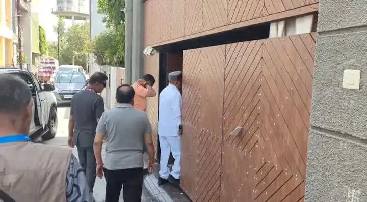 कर्नाटक के सियासी फेरबदल के बीच मध्य प्रदेश के नागदा पहुंचे राज्यपाल गहलोत