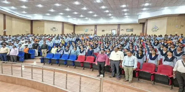 सारण में जिलाधिकारी ने युवाओं से किया सीधा संवाद ,कहा बनें जिम्मेदार नागरिक