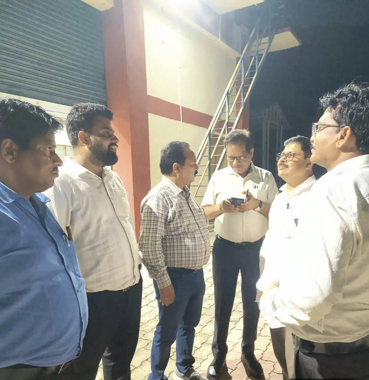 मीरजापुर : लहुरियादह में पेयजल आपूर्ति की हकीकत परखने पहुंचे एडीएम, ग्रामीणों से लिया फीडबैक