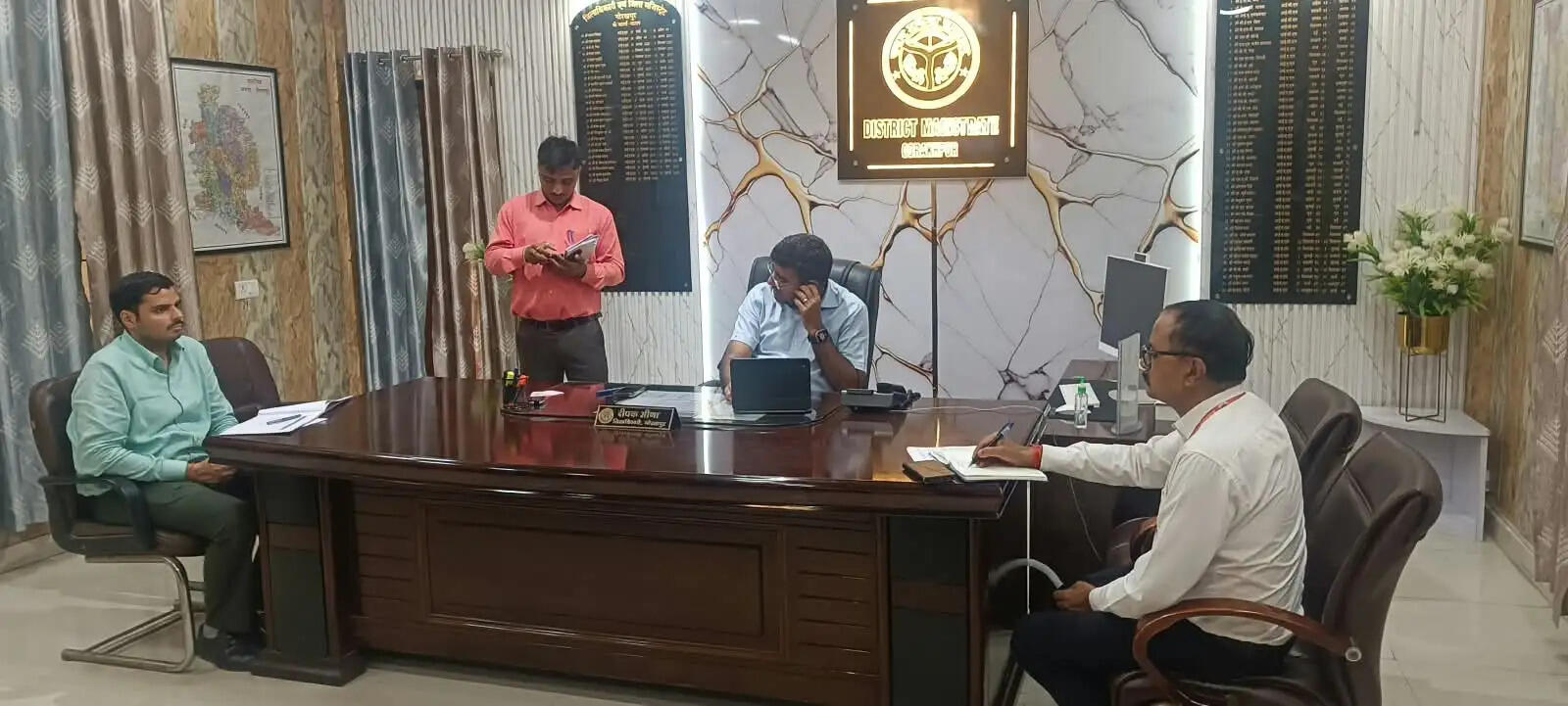 सेवा संकल्प अभियान की तैयारियों की डीएम ने की समीक्षा
