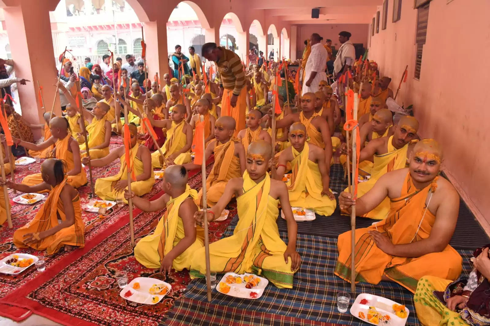 श्रीदाऊजी मंदिर : यज्ञोपवीत संस्कार में पहुंचे श्रम न्यायालय के न्यायाधीश