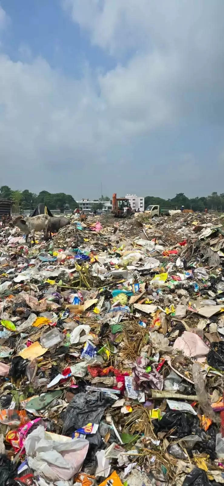 खगड़ा मेला के निकट कूड़ा-कचड़ा फेंके जाने काे लेकर जिलाधिकारी को सौंपा आवेदन