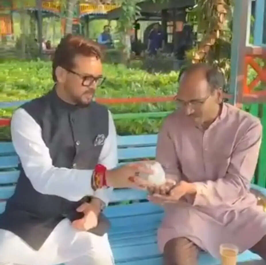 सिलीगुडी में अनुराग ठाकुर व सांसद डॉ रावत ने झालमुड़ी खाकर मनाई जीत की खुशी