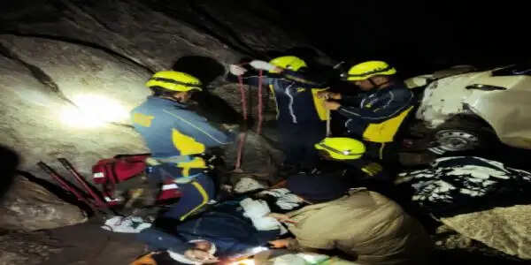 उत्तरकाशी के गंगनानी में कार खाई में गिरी, 2 की मौत, तीन घायल