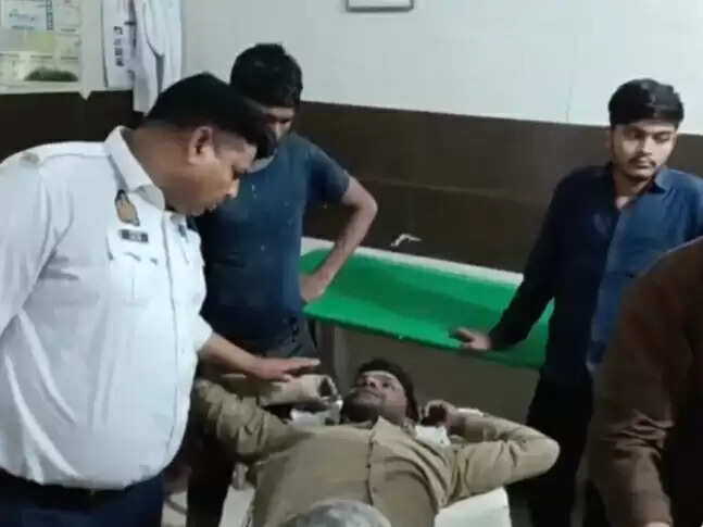 जनपद संभल की चंदौसी में निर्माणधीन मकान का लेंटर गिरने से मलबे में दबकर मजदूर और मिस्त्री घायल,हालत गंभीर।