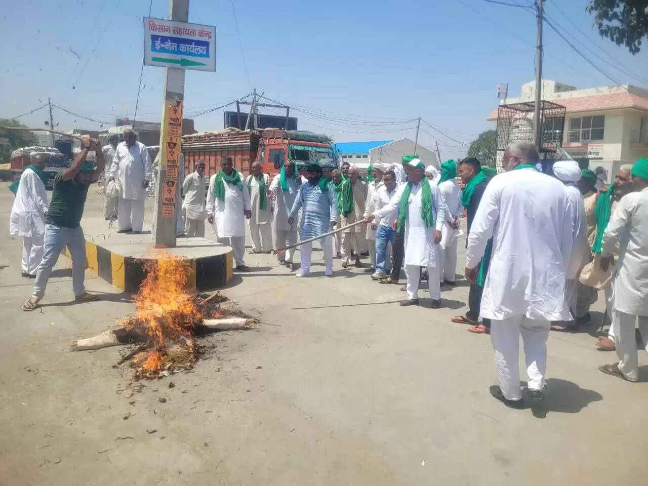 जींद : भारतीय किसान यूनियन ने शिक्षा मंत्री का पुतला फूंका