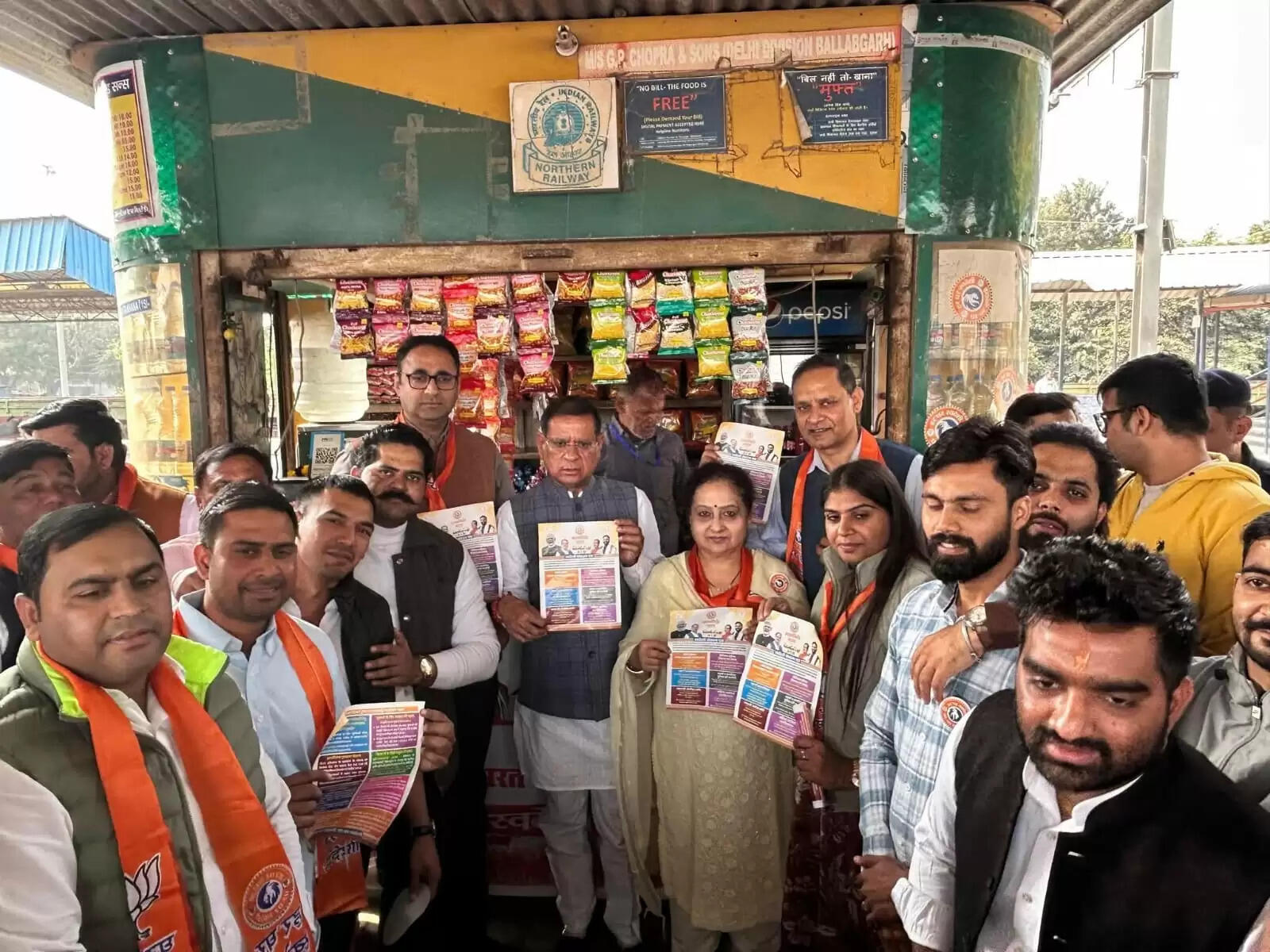 फरीदाबाद के बल्लभगढ़ स्टेशन पहुंचे मंत्री राजेश नागर,यात्रियों को स्वदेशी अपनाने की अपील