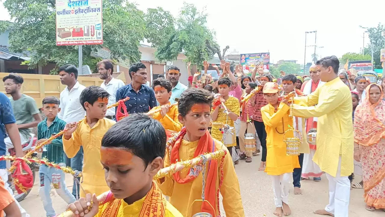 नाैनिहालाें ने कांवड़ भरकर किया भोलेनाथ का जलाभिषेक