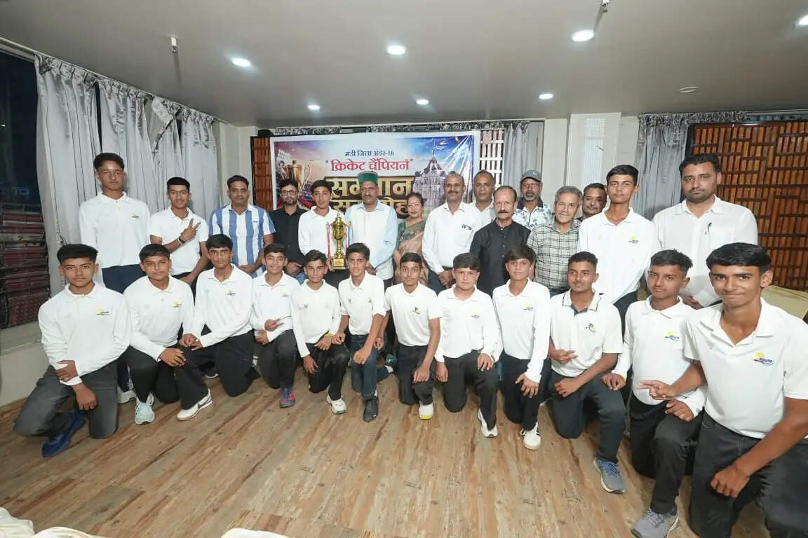 चैंपियन बनकर लौटी मंडी अंडर-16 क्रिकेट टीम को अजय राणा ने किया सम्मानित