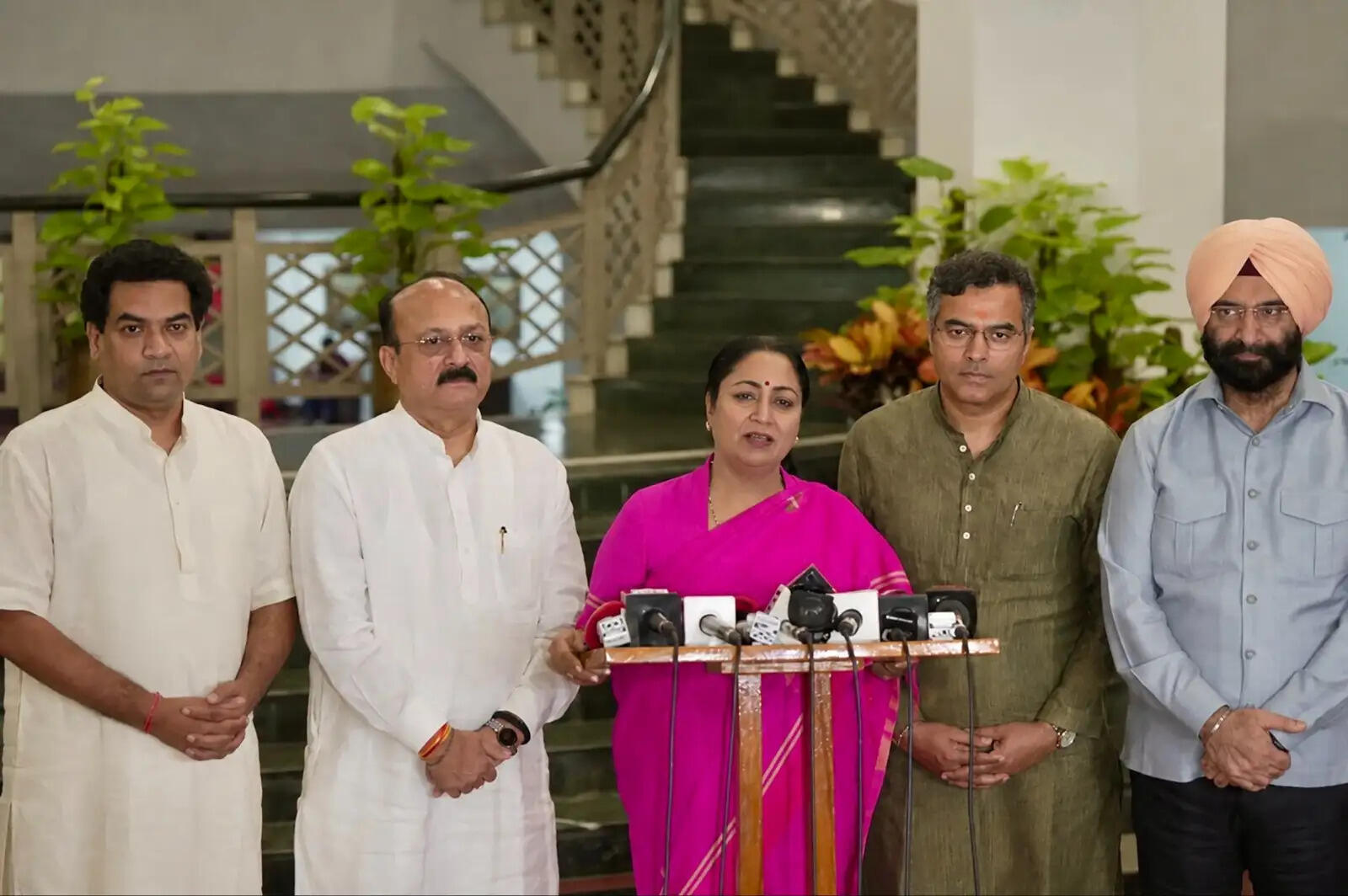 (लीड) दिल्ली में महिलाओं को रक्षा बंधन से हर महीने मिलेंगे 2500 रुपये