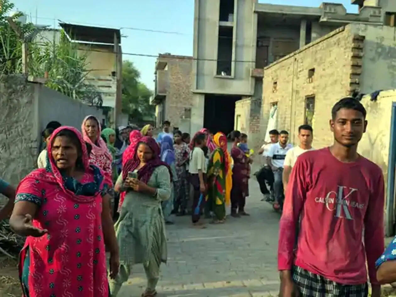 हिसार : जर्जर मकान की छत गिरी, मलबे में दबने से एक की मौत, दो महिलाएं गंभीर