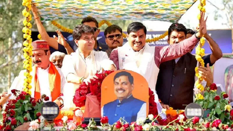 उद्योग खुलने से युवाओं को रोजगार के लिए नहीं जाना पड़ेगा बाहर : ज्योतिरादित्य सिंधिया