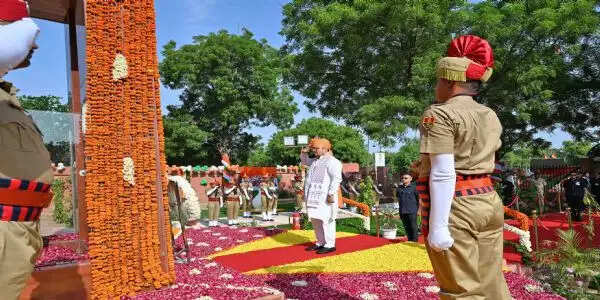 मुख्यमंत्री ने शहीद स्मारक पर श्रद्धासुमन अर्पित किए