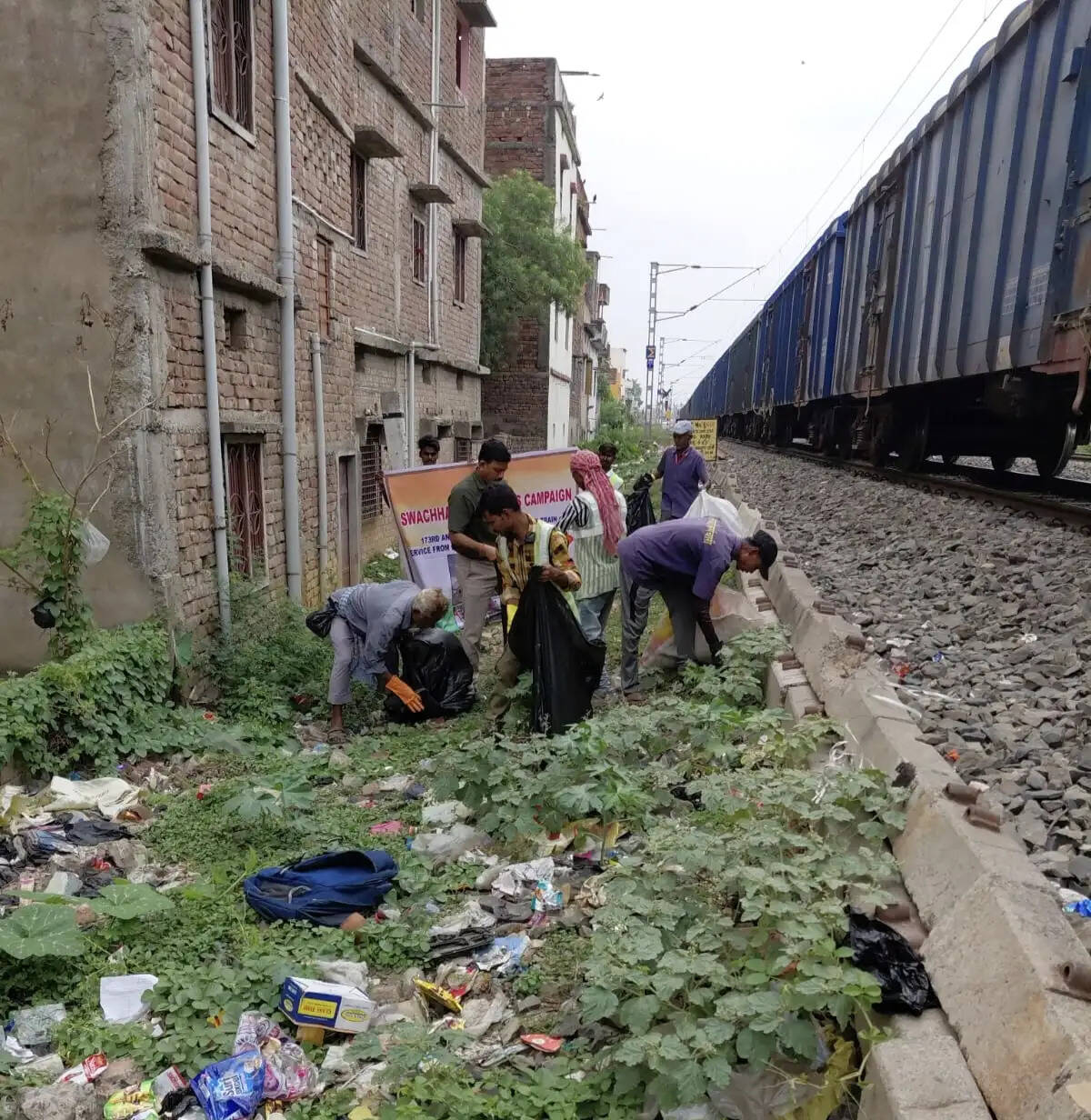 भागलपुर स्टेशन के प्रवेश द्वार पर चलाया गया स्वच्छता अभियान