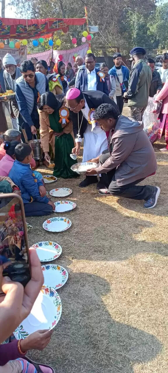 आर्चबिशप ने जरूरतमंदों में बांटा भोजन और कंबल