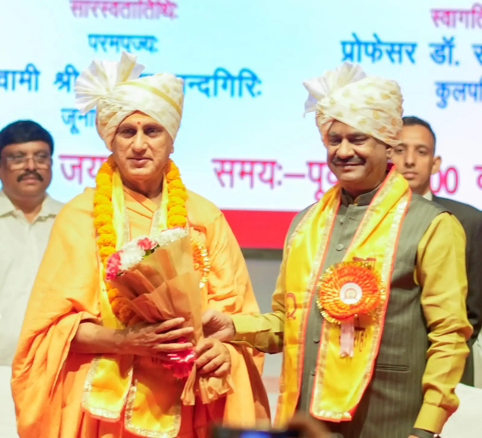 जूना पीठाधीश्वर स्वामी अवधेशानंद गिरि विद्यावाचस्पति की उपाधि से सम्मानित