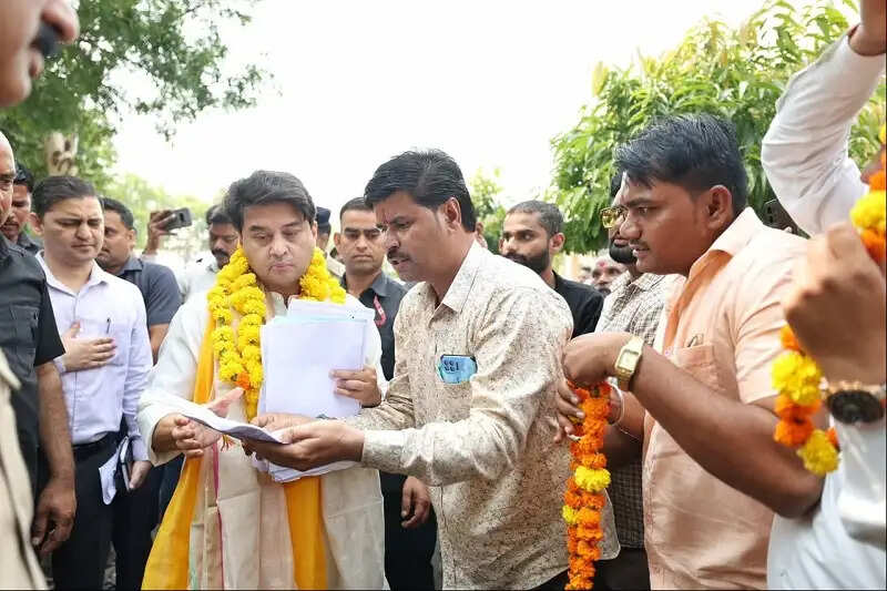 डिजिटल युग के साथ कदमताल कर रहा डाक विभाग, नागरिकों को मिल रहीं आधुनिक सुविधाएं: सिंधिया