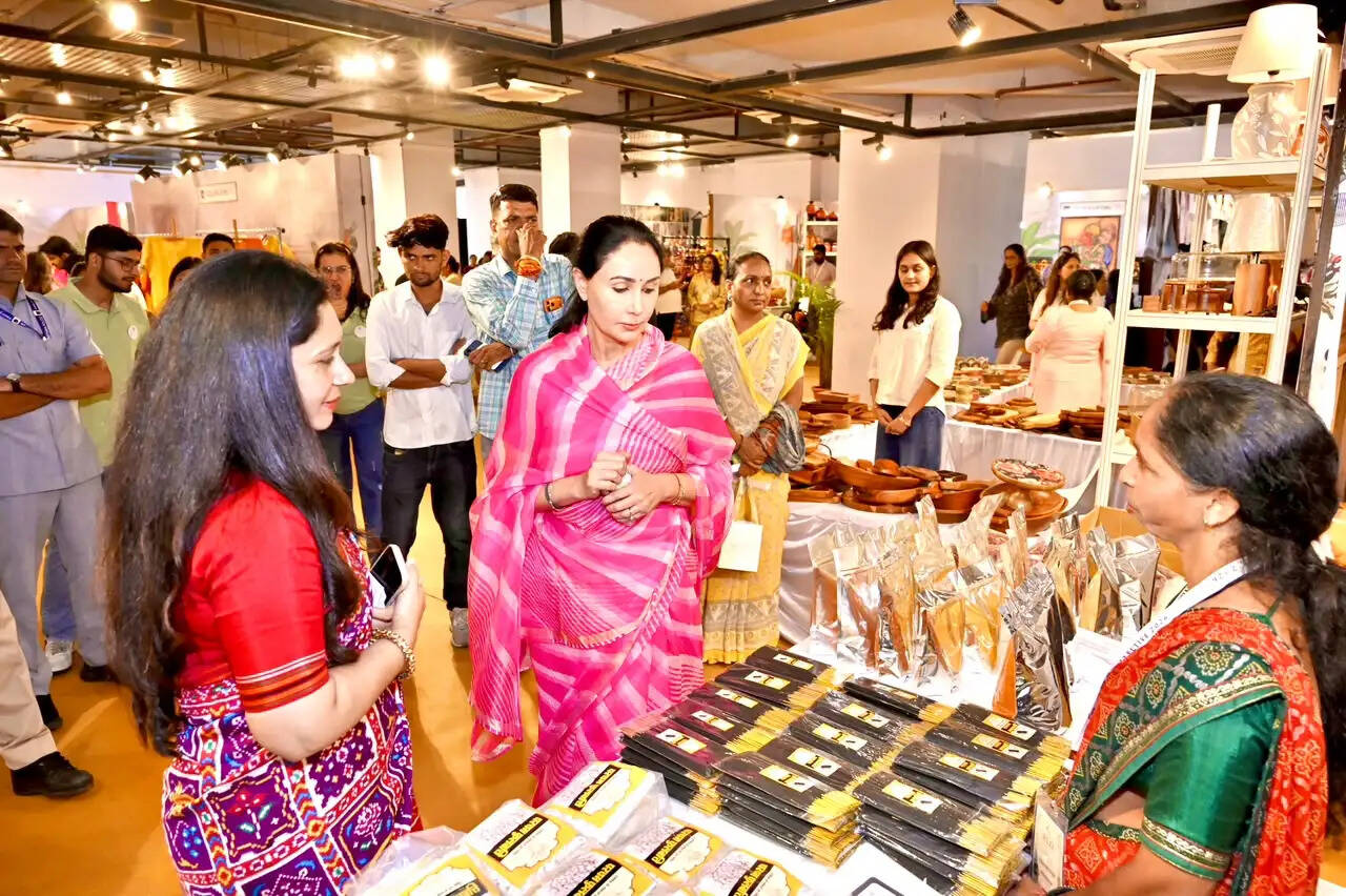 राष्ट्रीय हथकरघा दिवस पर एफएलओ कलेक्टिव-2026 में पहुंचीं उपमुख्यमंत्री दीया कुमारी