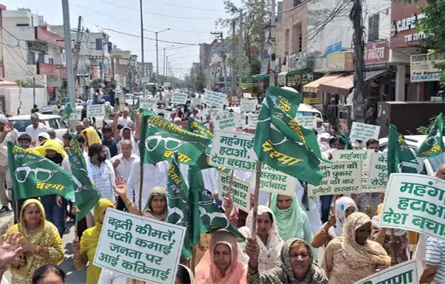 सोनीपत : पेट्रोल-डीजल महंगे होने के विरोध में इनेलो का प्रदर्शन