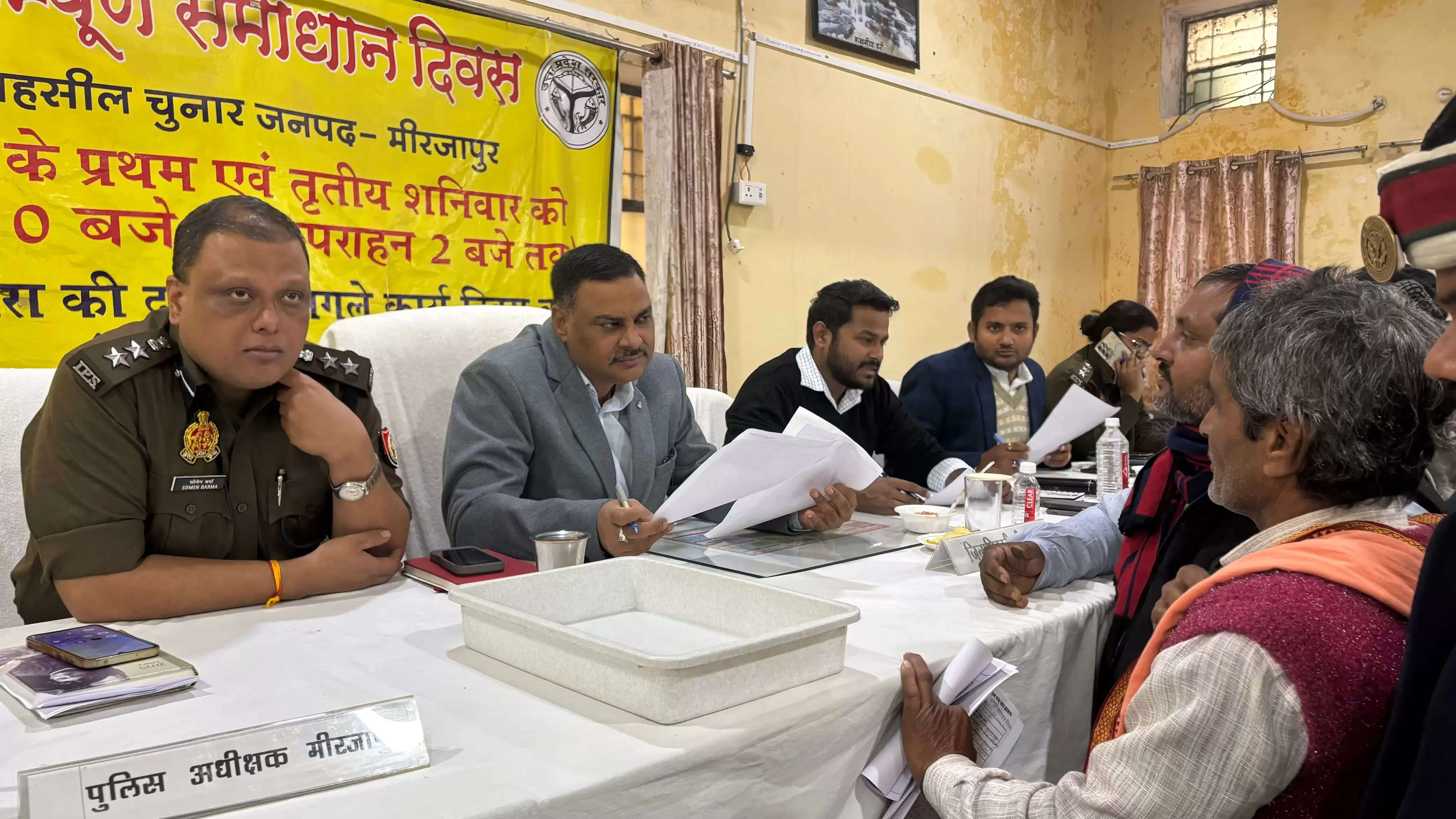 समाधान दिवस में अधिकारियाें ने फरियादियों की समस्याओं पर लिया त्वरित एक्शन