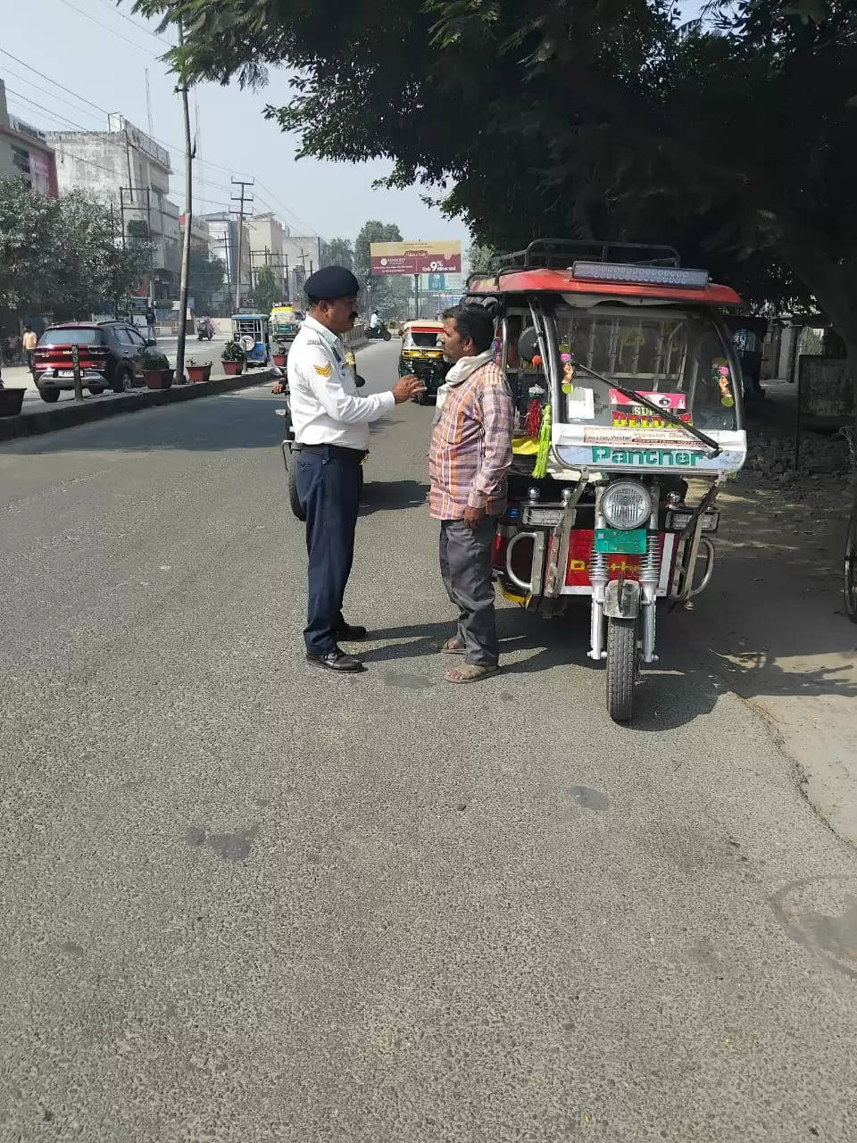 यातायात नियमों का उल्लंघन करने पर 472 वाहनों का चालान