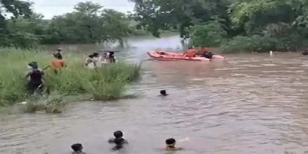 बिहार के अरवल में अनियंत्रित ई-रिक्शा उफनते नाले में गिरा, तीन बच्चे लापता