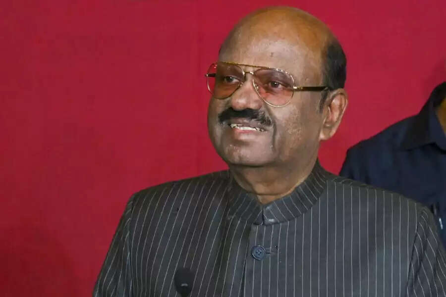 केंद्रीय बजट पर ममता की आलोचना के बीच राज्यपाल सीवी आनंद बोस ने किया स्वागत, बताया- युवाओं और महिलाओं के लिए लाभकारी