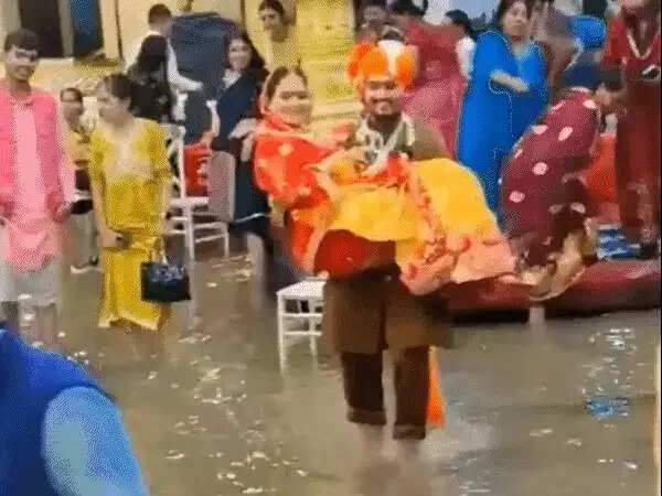 मप्र में मानसून का जोर: इंदौर में दुल्हन को गोद में लेकर मंडप पहुंचा दूल्हा, खजुराहो हाईवे पर 3 फीट पानी