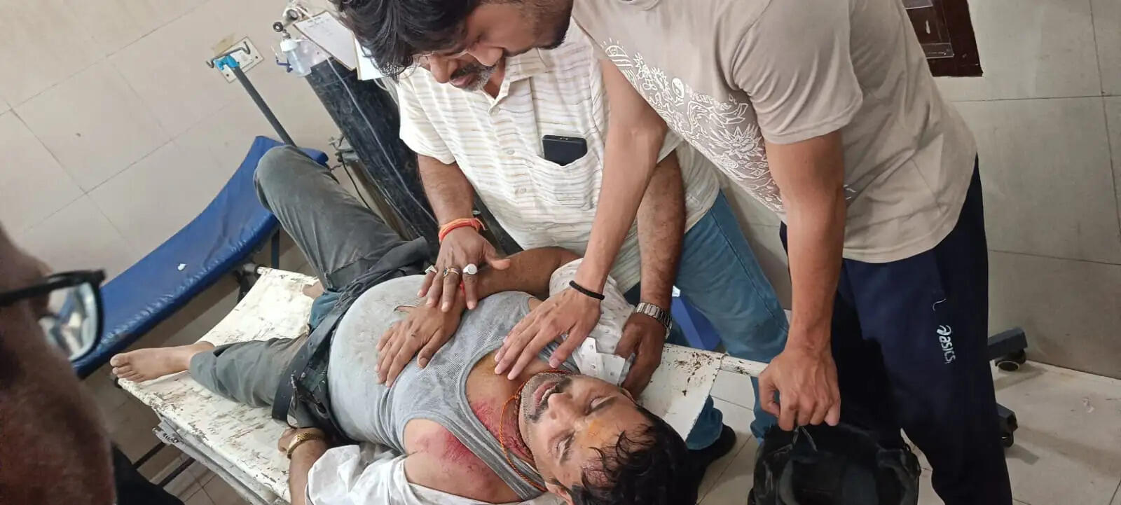 इमली का पेड़ गिरने से बड़ा हादसा, एक की मौत, पत्रकार घायल