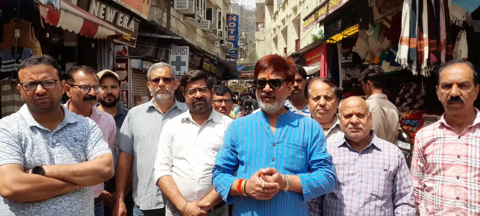 कुशा घाट पर नए झूला पुल निर्माण की मांग को लेकर व्यापारियों ने किया प्रदर्शन