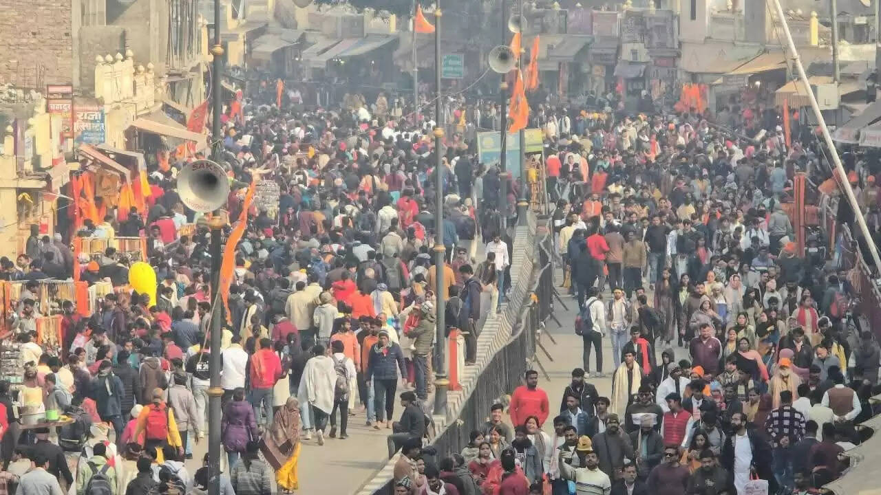 राम मंदिर: आठ लाख श्रद्धालुओं से पटी नजर आई अयोध्या