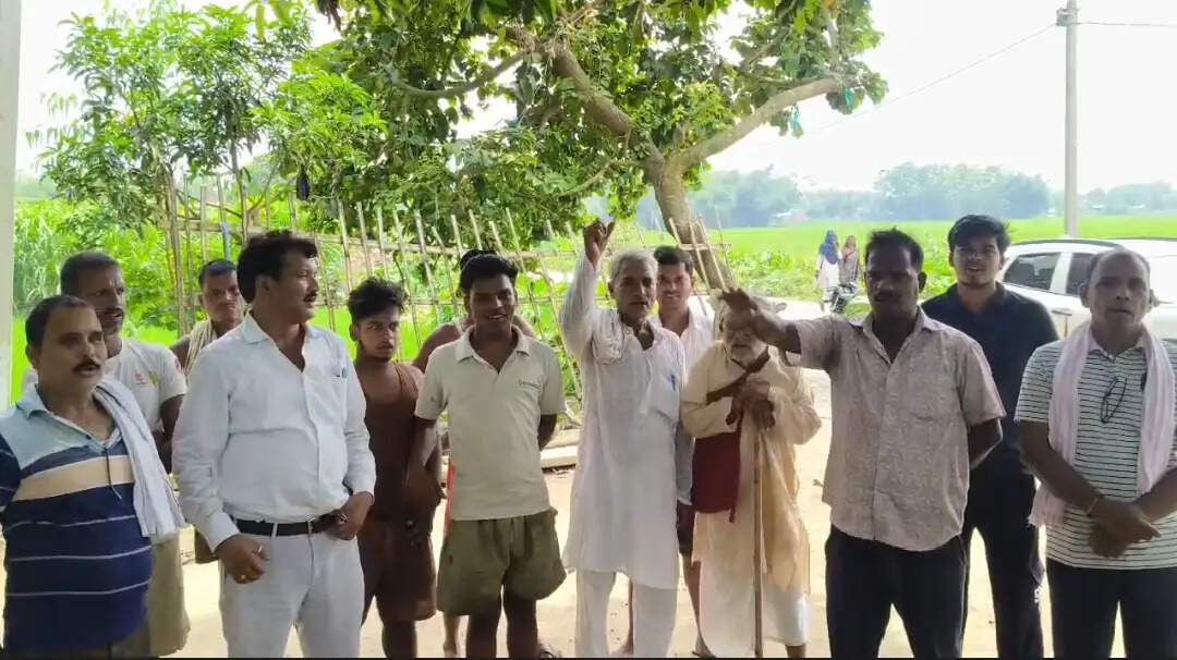 मधेपुरा रेल फैक्ट्री के खिलाफ ग्रामीणों का फूटा गुस्सा, बोले—“योग्यता के अनुसार नौकरी दो, नहीं तो फैक्ट्री बंद करो”