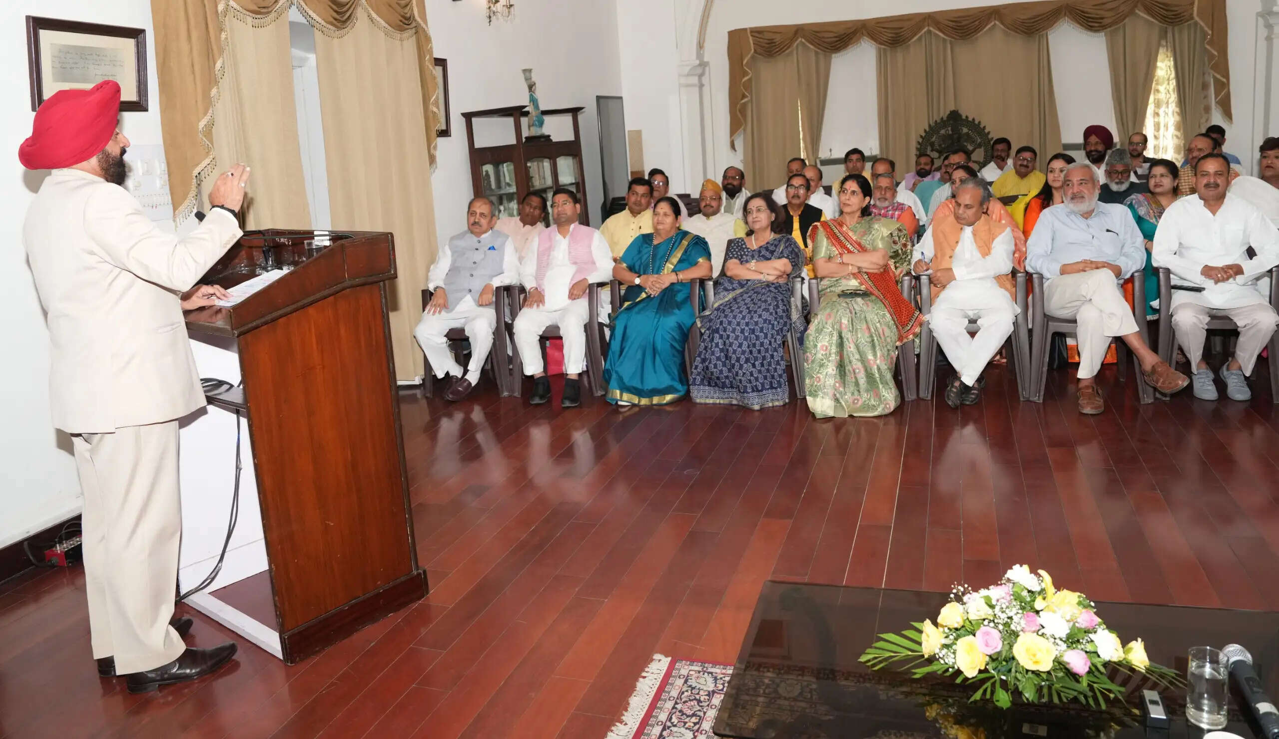 नियुक्त दायित्वधारियों ने राज्यपाल से की भेंट, बोले-आकांक्षाओं पर खरा उतरने का करें प्रयास