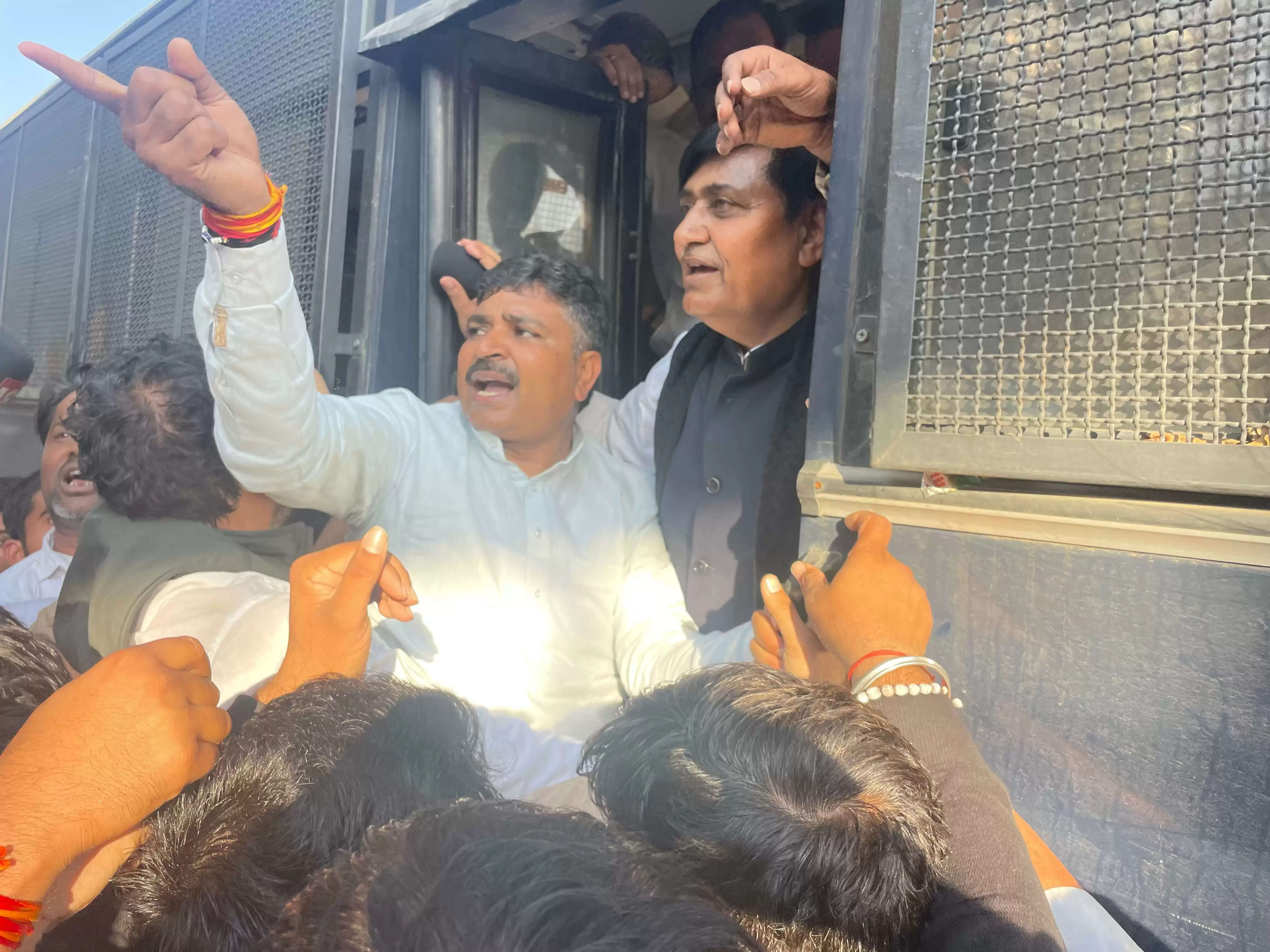 नेशनल हेराल्ड मामले में ईडी की कार्रवाई के विरोध में कांग्रेस का जोरदार प्रदर्शन