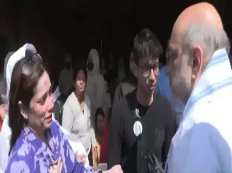 आंतकवादी हमले में मारे गए दिनेश मिरानिया की पत्नी और बच्चों से मिलकर अमित शाह ने दी सांत्वना