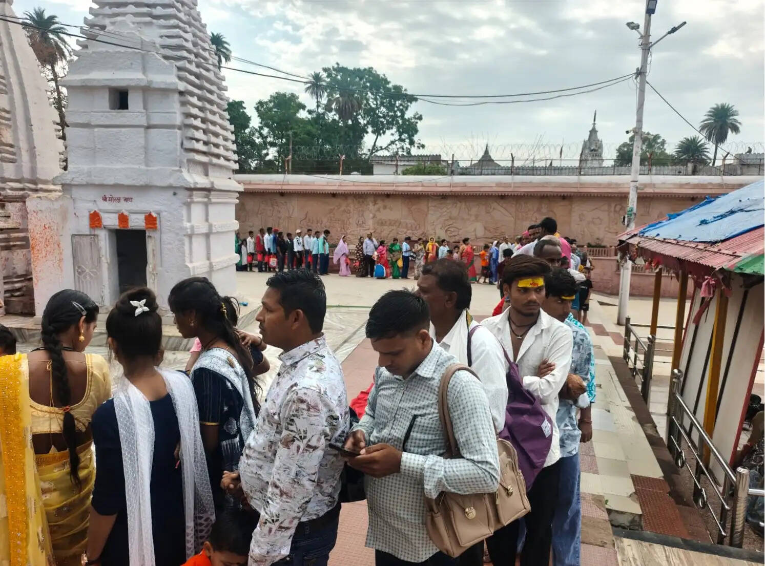 अनूपपुर: बैसाखी पूर्णिमा पर नर्मदा में श्रद्धालुओं ने डुबकी लगाकर मंदिर में किया पूजन