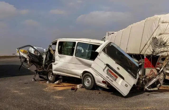 मिस्र में मिनीबस और ट्रक की टक्कर, 10 लोगों की मौत, 24 घायल