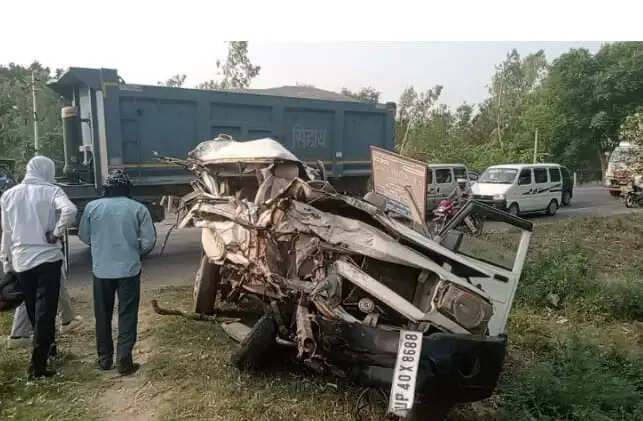डंपर ट्रक व बोलेरो में आमने-सामने की हुई टक्कर, दो की मौत,पांच अन्य गंभीर घायल