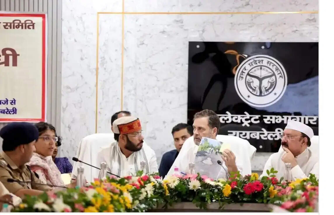 राहुल ने फ़ोटो दिखाकर पूछा,सड़कों की यह हालत क्यों?