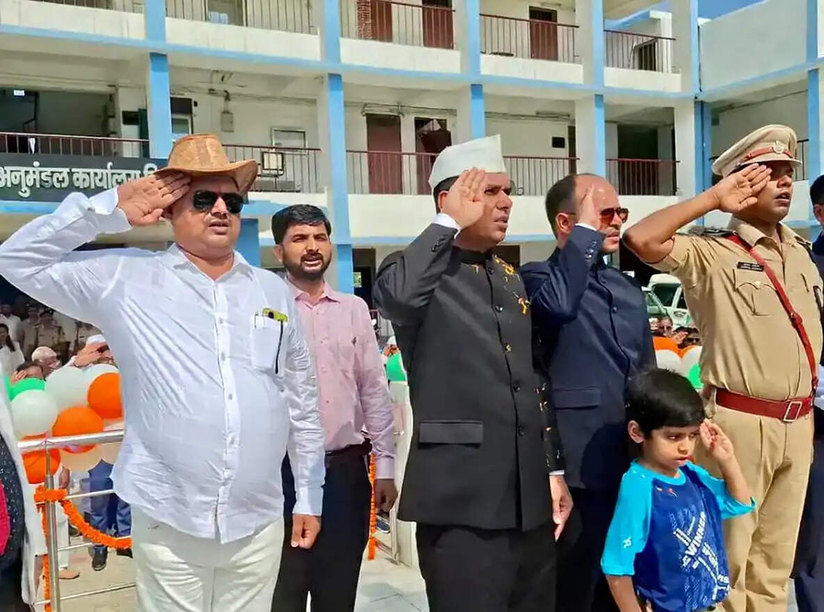 निर्मली में 23 भूमिहीन परिवारों को मिला बासगीत पर्चा, स्वतंत्रता दिवस पर लाभुकों में खुशी