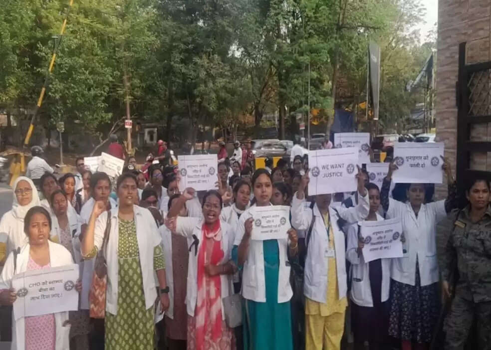 हत्या के विरोध में उतरी स्वास्‍थ्‍यकर्मी, सीबीआई जांच की मांग