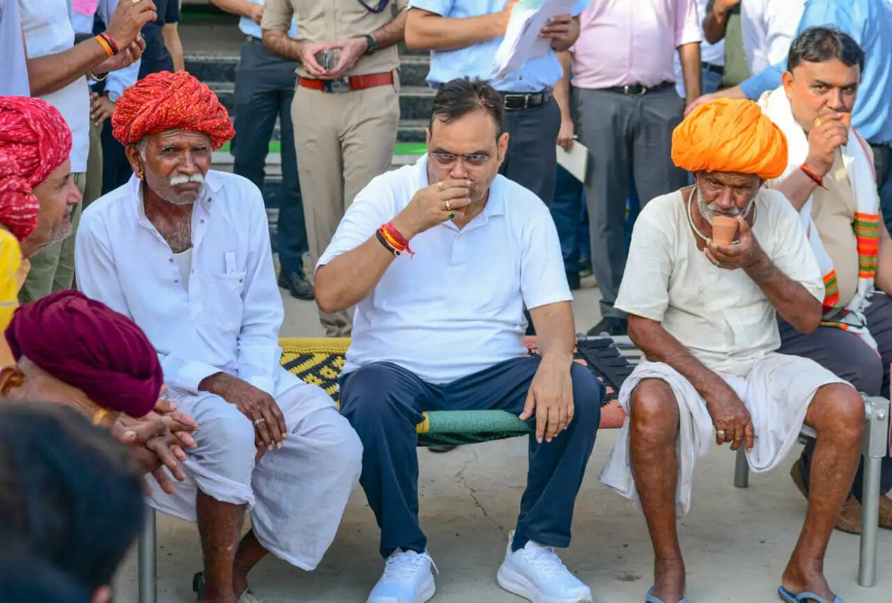 107 वर्षीय बुजुर्ग के आशीर्वाद से दिन की शुरुआत, बच्चों को बांटी चॉकलेट