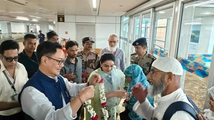 हाजियों की वापसी शुरू, अल्पसंख्यक कार्य मंत्री रिजिजू ने हवाई अड्डे पर स्वागत किया&nbsp;