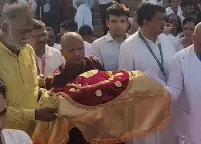 भोपाल से दिल्ली भेजे गए भगवान बुद्ध के परम शिष्यों के अस्थि कलश, सांची में दिया गया गार्ड ऑफ ऑनर